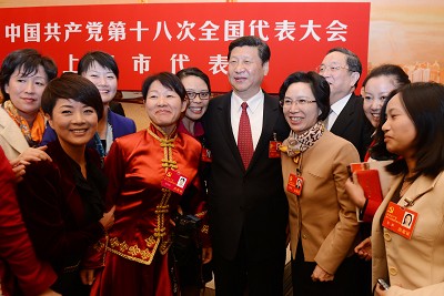 图为中共中央总书记、中央军委主席习近平在党的十八大会议期间看望上海市代表团全体代表，并与洪汉英（前排左二）等代表合影